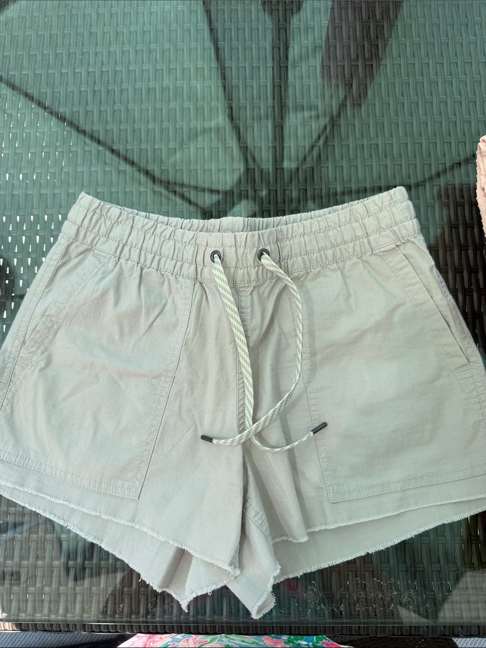 Vuori - Women’s Casual Drawstring Shorts in Light Taupe XS - like new